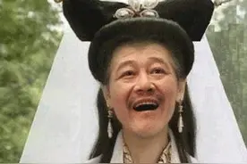 搭车居然脱鞋抽烟瞎BB，你咋不上天嘞图片