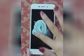 不贴膜不装套，手机刮花了，这样处理保证光滑如新！视频封面