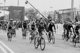 环巢湖自行车赛举行 800多选手激烈角逐图片