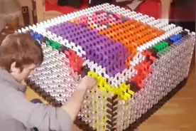 世界纪录最大的立方体，18000多米诺骨牌，倒下的那一刻扎心了视频封面