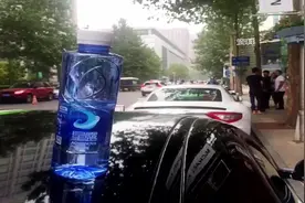 饮料成“暗号”！高校整顿“车顶放饮料” 回应称没人上车视频封面