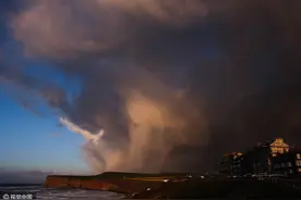 强风暴雨即将登陆 英国萨本海边黑云翻滚图片