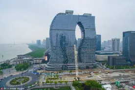 杭州现奇葩建筑 “粗细腿”造型遭吐槽图片