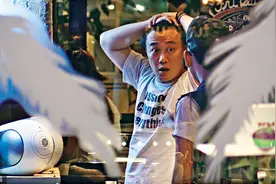 “吹神”上身与友聊不停！陈奕迅深夜无聊逗狗玩图片