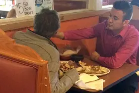 暖心!美服务员为无手顾客喂饭图片