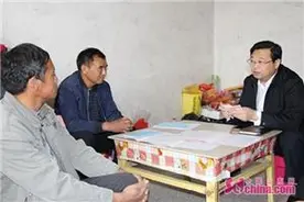 菏泽牡丹区委书记张福龙到沙土镇走访慰问贫困户图片
