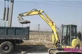 铁路沿线施工不能盲目 要保持安全距离图片