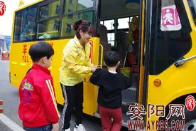 我市校车运营现状调查：学校和家之间 一路牵挂我心图片