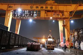 首批经铁路运往内地的湛江卷钢顺利到达贵州图片