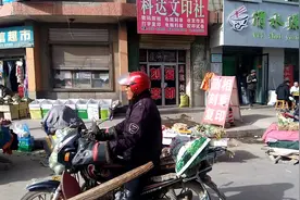 农村街头那些为生活而奔波的人们，总是停不下匆忙的脚步图片
