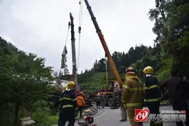 32吨槽罐车侧翻泄漏 怀化消防官兵成功处置图片