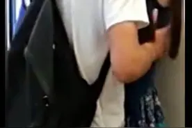 网曝北京地铁上男女激吻 盘点地铁乘客不文明行为图片
