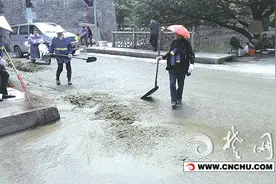 垃圾车“拉肚子”熏臭一条街 交警、环卫紧急处理图片