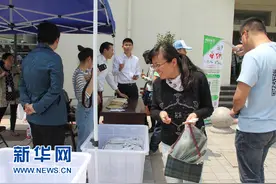 苏州建行相城支行团总支参与“绿色助学”活动图片