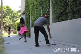 「恶搞」外国小哥走在路人，假装掉了枪，吓得路人拔腿就跑……视频封面