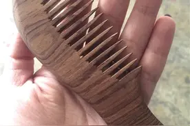 不愿被遗忘的老手艺--手工木梳图片