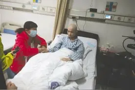 养子患了白血病 养父母为其寻来生母图片