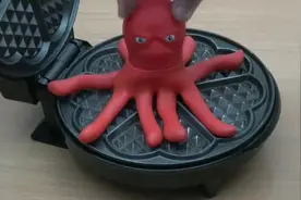 把弹力章鱼，巧克力，放进华夫铁铛里会怎么样，隔着屏都是吱吱声