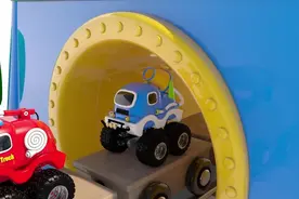 少儿早教3D动画 小火车呜呜呜穿过隧道 上面还有小汽车视频封面