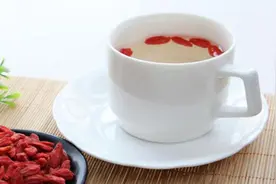 蜂蜜枸杞泡水喝的作用图片