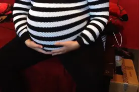 孕妇怀着三胞胎，肚子真大视频封面