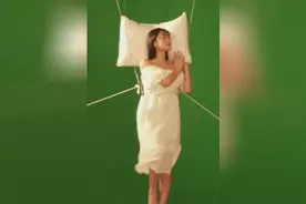 卫生巾广告原来是这样拍的，骗了我几十年啊！