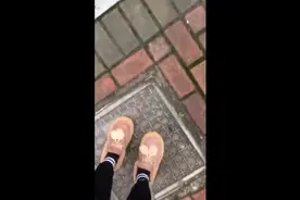 微信跳一跳，现实跳井盖，妹子你是真的皮