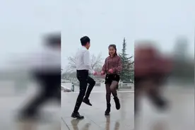 雪中情侣跳最美情侣舞蹈