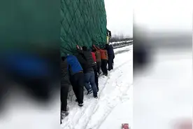 出门在外卡友们一定要齐心协力，裤子掉了也在帮着卡友推车视频封面