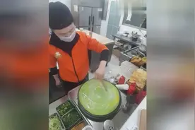 18岁小伙在煎饼店打工 一个月工资两三万