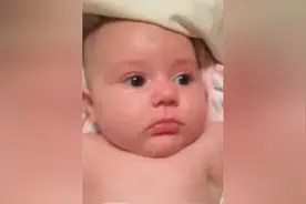 爸爸没事老吹小宝宝的肚子，这次宝宝的反应让妈妈笑翻了……视频封面