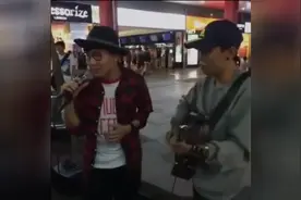 林俊杰与街头艺人合唱《江南》，明星与歌迷都那么的有素质视频封面