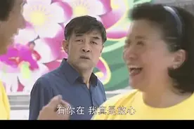 七旬老太跳广场舞，当着老伴的面给男舞伴擦汗，老头子当场发飙