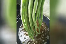 美食分享，豌豆角这样做，家人都爱吃视频封面