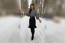 黑色鱼尾裙搭配黑色打底裤，性感动人，简直是美人鱼