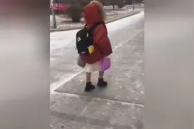 一米八五的男生看1米五的女朋友，好可爱的感觉