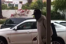 战神回归！登巴巴与申花汇合，哼着小曲笑容满面