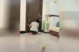 牙签都扎进肉里了，看着都疼啊！