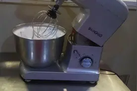 注意了 独家解密蛋糕房奶油打发过程 想学的抓紧看 一看就会视频封面