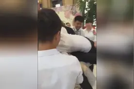 业绩没完成集体叠罗汉，心疼底下被压的妹子！视频封面