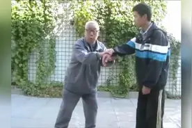 “肘底捶接金鸡独立”用法极其恶毒堪称黑手，mma都要禁用的招式视频封面