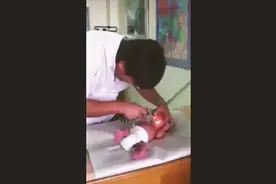 国外新生儿健康检查，刚出生就会走，全程让人惊讶的合不拢嘴