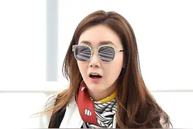 欧尼好呆萌！崔智友飞米兰拍杂志写真 见镜头张口瞪眼表情可爱图片