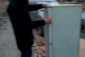 收破烂20块钱收了个老旧的冰箱，拆拆铜管和压缩机能卖50块，开心视频封面