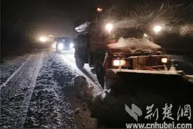 汉十高速勇战“寒潮雪魔” 守护平安畅通线（图）图片
