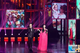 范冰冰与父亲范涛牵手合唱为公益发声图片