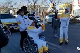 「人物」“倒立男孩”传递冬奥火炬：体育让我不惧任何困难图片