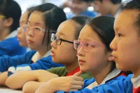 10岁青少年过半数近视，眼科专家：视力并非判断近视标准图片
