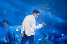 黄子韬跨年晚会三曲联唱 超高人气燃爆现场图片