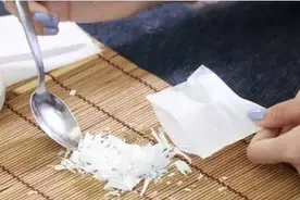 她把肥皂切成细碎不知道想干嘛，看完却感到意外的好用！图片